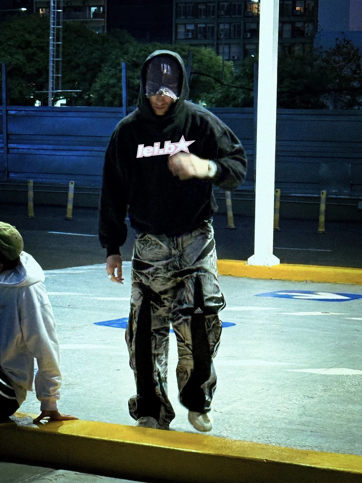 HOODIE NEGRO — 3